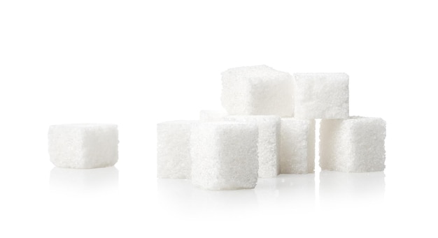 Photo heap of sugar cubes isolated on white background