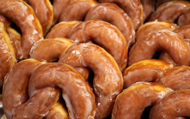 Heap Sugar Glazed Pretzel Donuts Opgesteld in de Bakery Shop