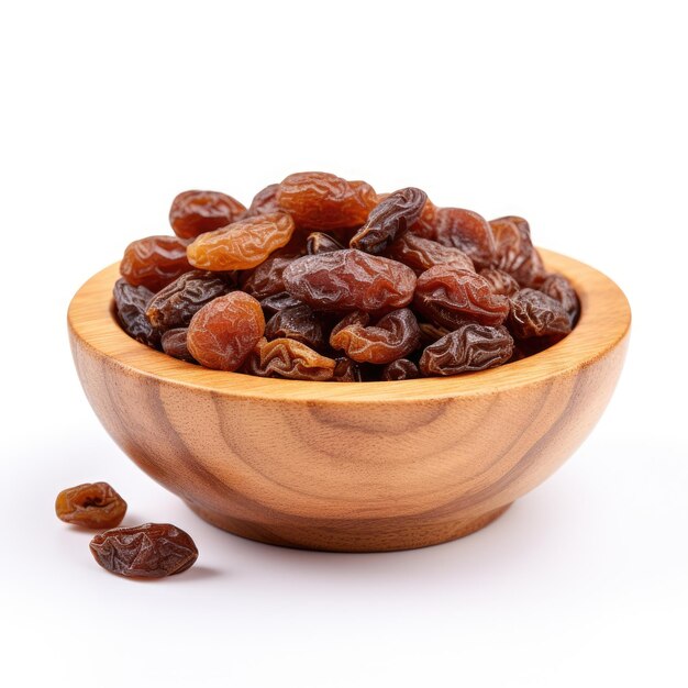 Photo heap of sweet raisins in wood bowl isolated on white background with clipping path