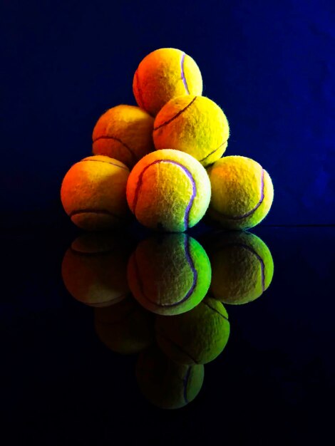 Photo heap of tennis balls on table