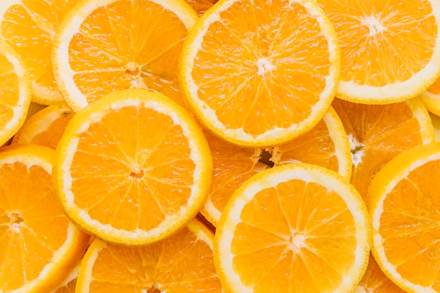 Photo heap of yummy sliced oranges
