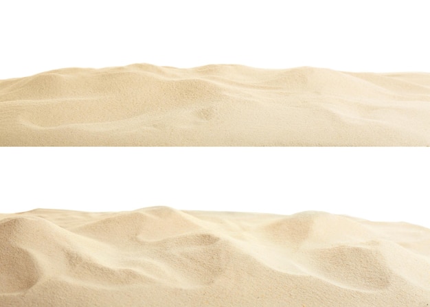 흰색 배경에 마른 해변 모래 더미