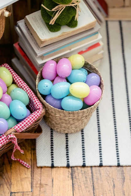 Foto un mucchio di uova di pasqua contro i libri a casa