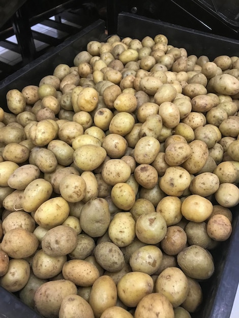 수확한 감자 더미 판매 바구니 가게 판매