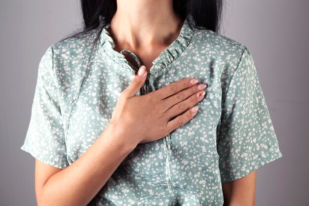 心臓発作のコンセプト 胸の痛みに苦しむ若い女性