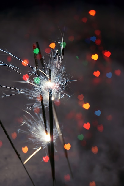 Foto cuore bokeh e sparkler