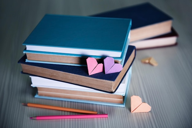 Закладки сердца для книг на деревянном фоне