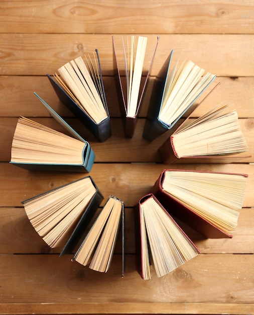 Photo heart of books on wooden background