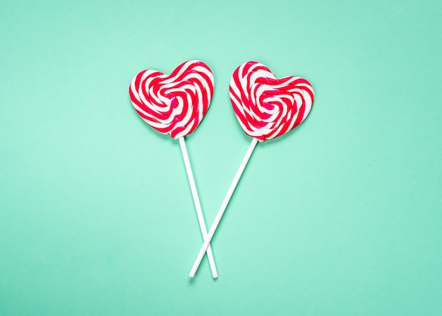 Фото Сердечные конфеты на палочке, леденцы, плоская кладка, минимализм