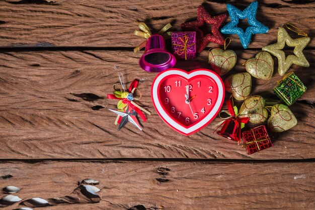 Foto orologio del cuore sulla tavola di legno, concetto di natale