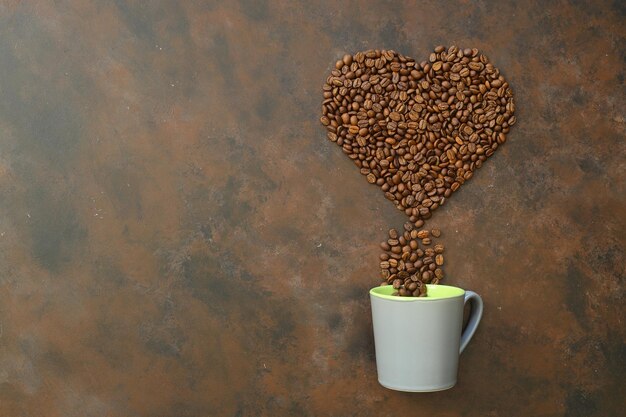 Foto caffè al cuore chicchi di caffè tostati a forma di cuore su sfondo di pietra brillante concetto di amore per il caffè