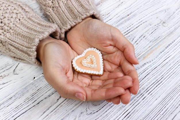 Foto biscotti del cuore in mano biscotti di vacanza in mano