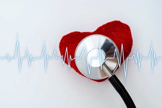 Концепция болезни сердца Медицинский стетоскоп в виде сердечного ритма
