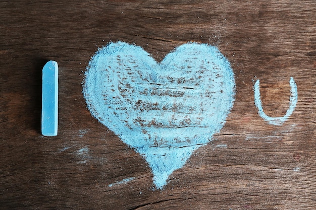 Photo heart drawn of chalk on wooden background close-up