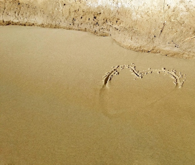 Фото Сердце, нарисованное на средиземноморском песчаном пляже