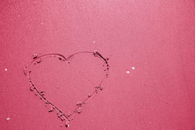Сердце, нарисованное на песке Пляжный фон Вид сверхуДень святого Валентина на пляжеПарное празднование валентинок на пляжесимволтуризмпраздник или концептуальный дизайн