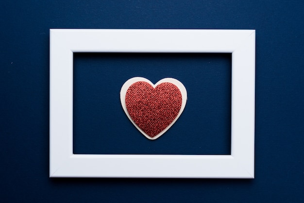 Photo heart and frame in blue background of valentine day concept and love concept. copy space for text.