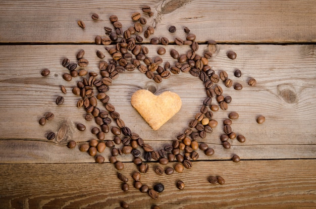Сердце из кофейных зерен и печенья сердечко