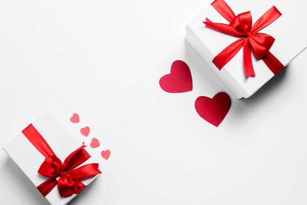 흰색 배경으로 마음과 선물 상자입니다. 발렌타인 데이