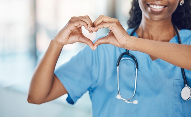 写真 愛とキャリアへのケアを示す表現で病院でハートの手と黒人女性看護師