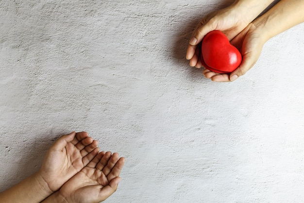 Cuore in mano dando il concetto di donazione del cuore