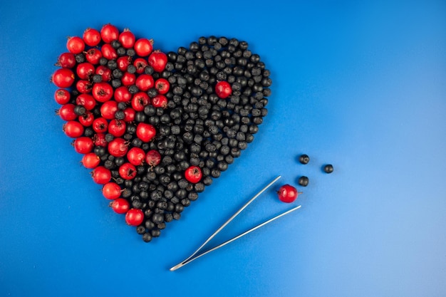 Сердце из ягод боярышника и черноплодной рябины - символа здоровья и долголетия.
