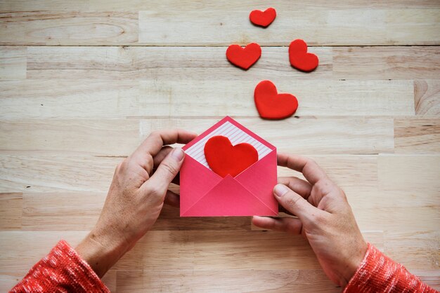 Разброс конверта любовного письма сердца