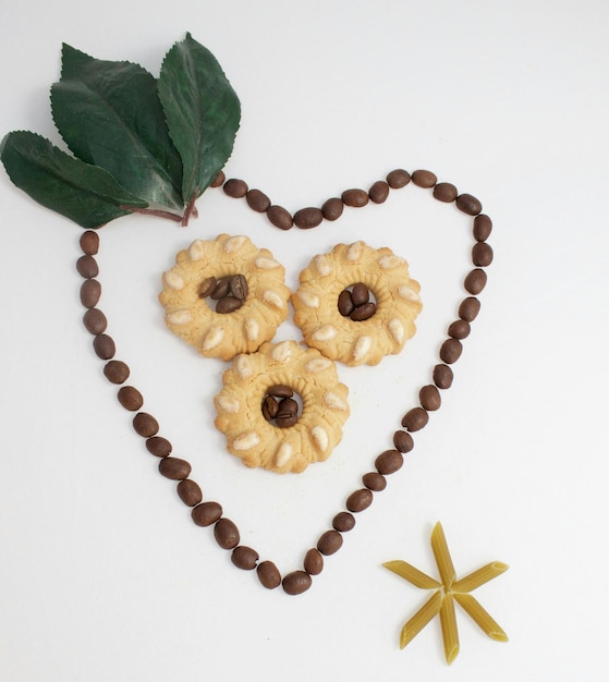 Foto cuore fatto di chicchi di caffè e biscotti
