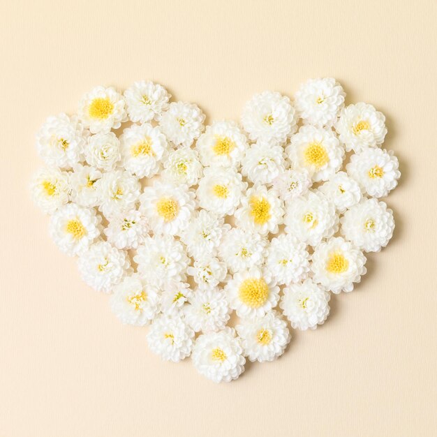 Photo a heart made of flowers with a heart that says quot creme quot