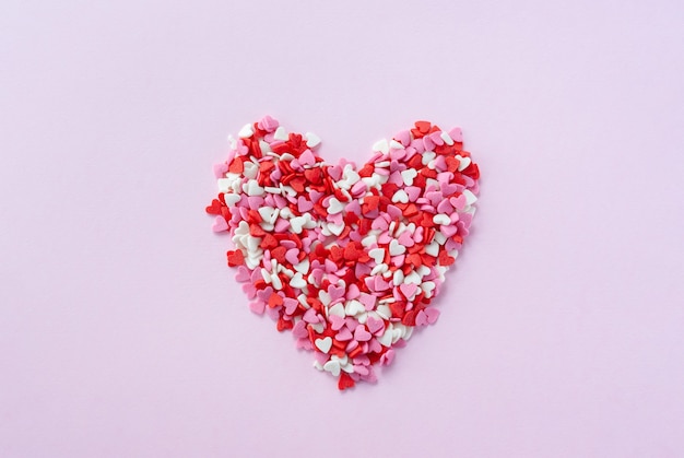 Сердце из маленьких красных, белых и розовых сахарных сердечек