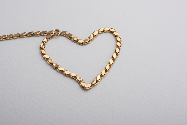 Сердце из золотой цепи ожерелья День Святого Валентина любовь романтика концепции
