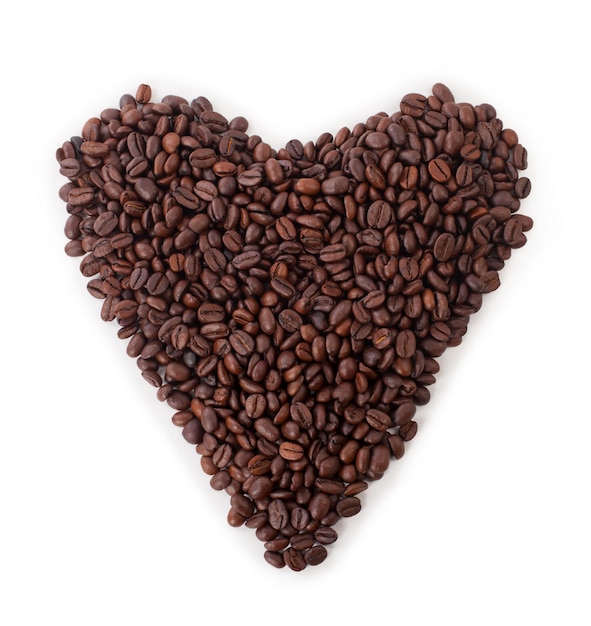 Фото Сердце из кофейных зерен на белом фоне