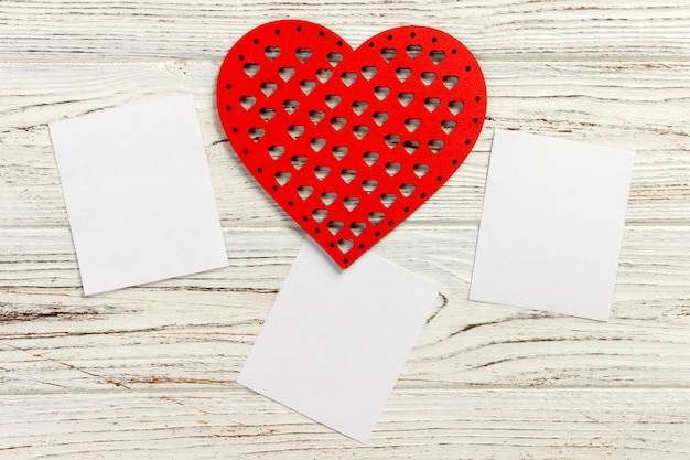 Foto ornamento del cuore con documenti in bianco