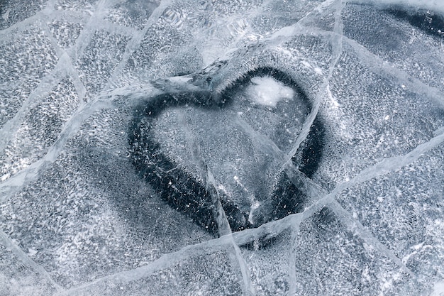 Фото Сердце в ледяном озере