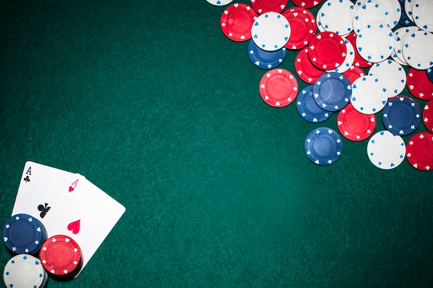 Форма сердца и клубные тузы игральные карты и фишки казино на фоне зеленого покера