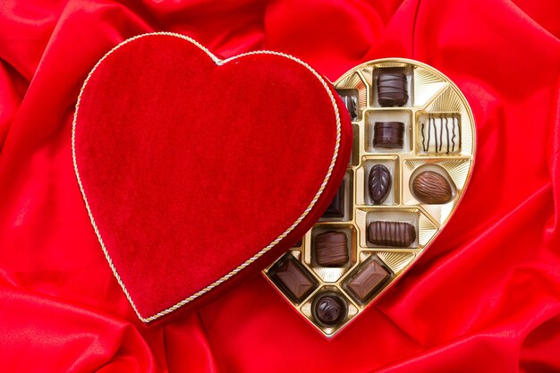 Foto scatola a forma di cuore di cioccolatini gourmet.