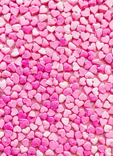 Фото Сердечная форма конфеты розовые сердца фон торта посыпает в плоском положении с копированием пространства валентины