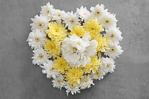 Photo heart shape of flowers on table