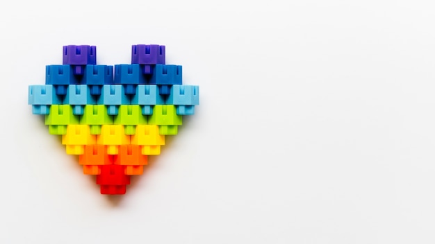 A forma di cuore fatta di blocchi lego con copia-spazio