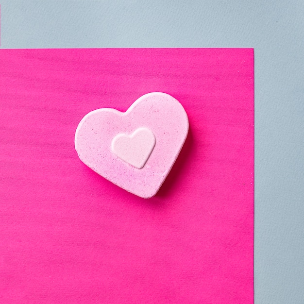 Foto romanticismo di sfondo san valentino a forma di cuore