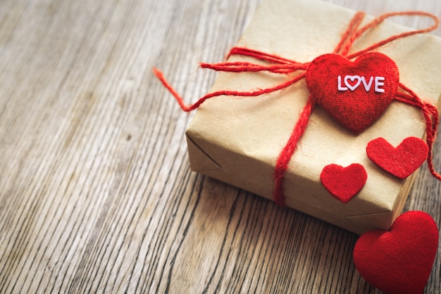 사랑 단어, 선물 상자와 꽃, 문자 메시지 복사 공간 심장 모양