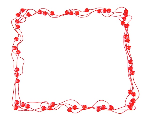 白で隔離される文字列のハート型ビーズ
