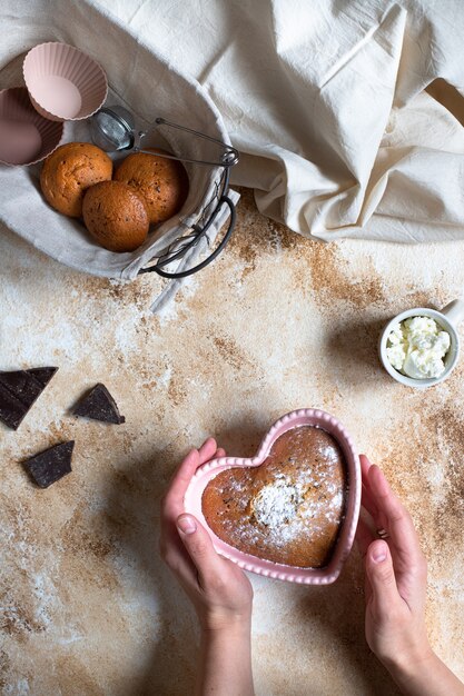 Foto torta a forma di cuore in una pirofila rosa