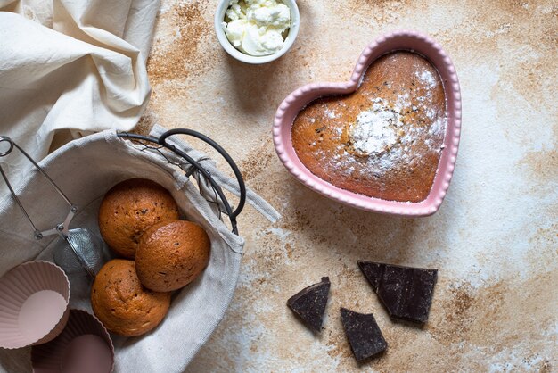 Foto torta a forma di cuore in una pirofila rosa