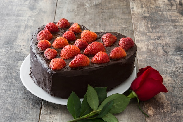 Торт в форме сердца на День святого Валентина или День матери на деревянном фоне