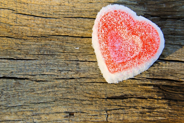 Torta a forma di cuore sullo sfondo di legno