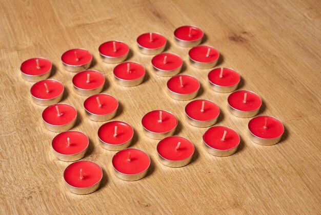 Photo a heart shaped candle holder with red candles in the center.