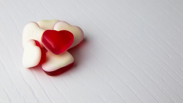 Photo a heart shaped candy is on a table with the word love on it.