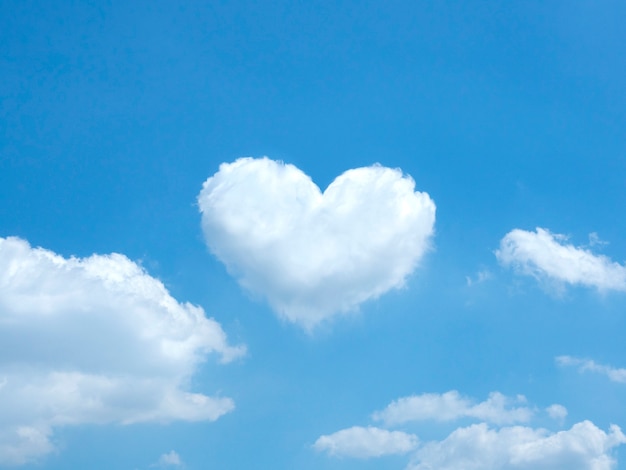 사진 심장 모양의 푸른 하늘에 구름.