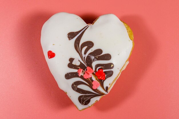 발렌타인 데이를 위한 분홍색 배경의 상위 뷰 디저트에 하트 모양의 쿠키